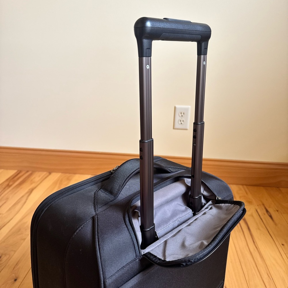 Victorinox Avolve 2.0 15” Carry On Overnight Spinner Suitcase - Picture 13 of 14